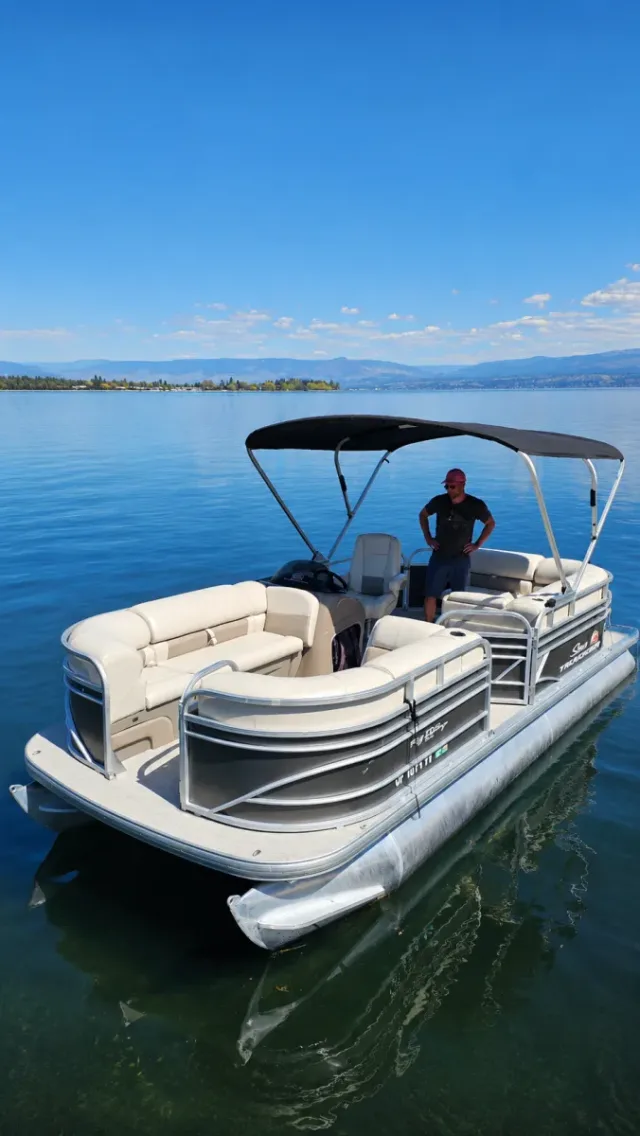 Sun Tracker Party Barge